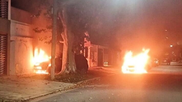 Arde Rosario: incendiaron 13 autos y amenazaron a Bullrich y Pullaro