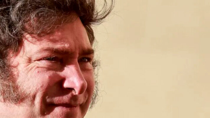 Javier Milei llegó a España para apoyar al partido Vox, en medio de cruces con el gobierno de Sánchez