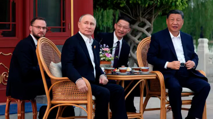Xi Jinping selló sus vínculos militares con Putin con un inusual abrazo en medio de la invasión a Ucrania y la tensión por Taiwán