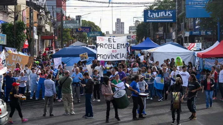 Escala el conflicto en Misiones con fuerte reclamo de policías y docentes