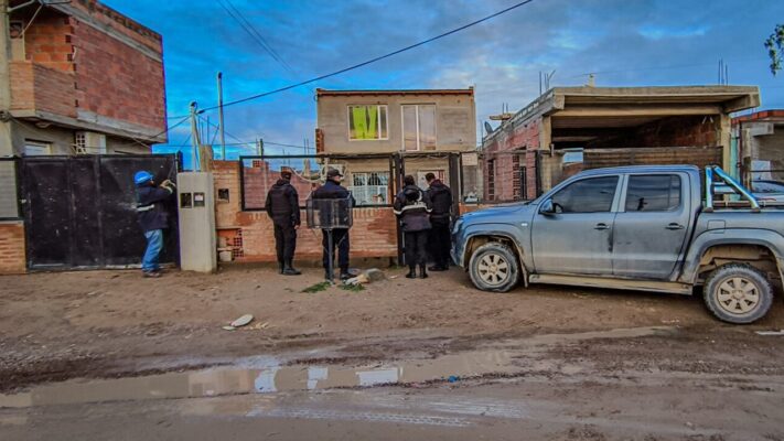 Conexiones clandestinas: encuentran varias casas “enganchadas” de la luz