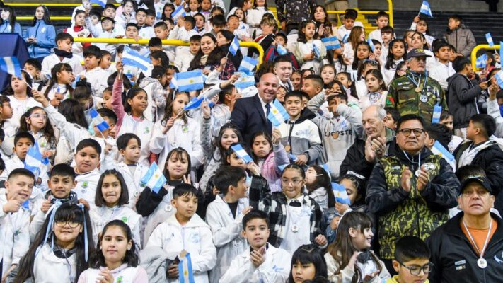 Estudiantes de Puerto Madryn le prometieron lealtad a la bandera argentina
