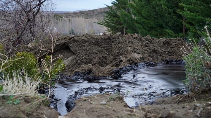 Chubut multó a YPF por el derrame de petróleo en un barrio de Comodoro