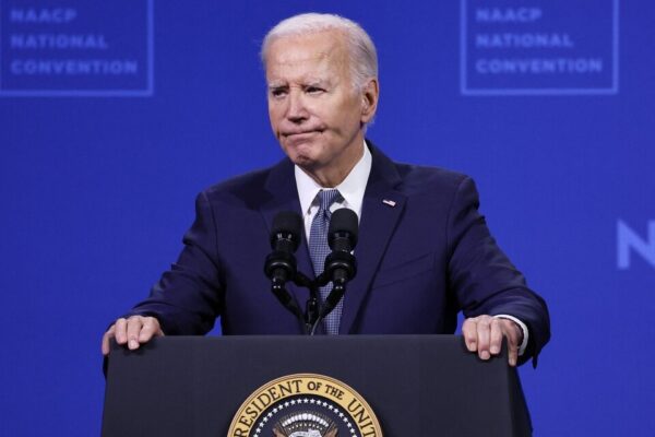 Legisladores demócratas piden que Biden decline su candidatura