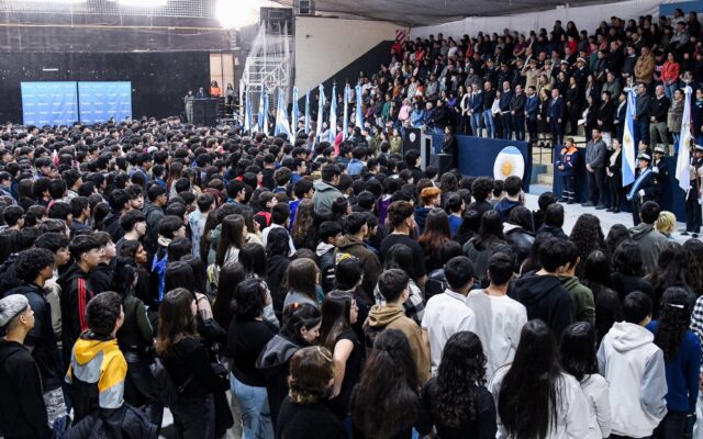 Más de 1.000 estudiantes de Puerto Madryn prometieron lealtad a la Constitución Nacional