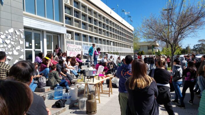 Realizaron olla popular frente al Ministerio de Educación