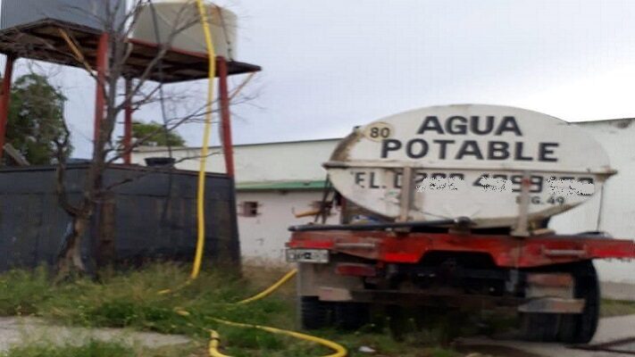 Vecinos del barrio La Alhambra reclaman por la falta de agua potable