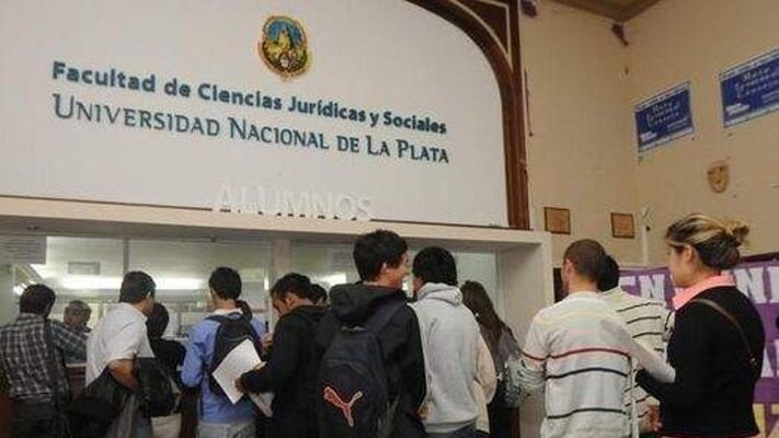 aranceles, extrajeros, salud, universitaria