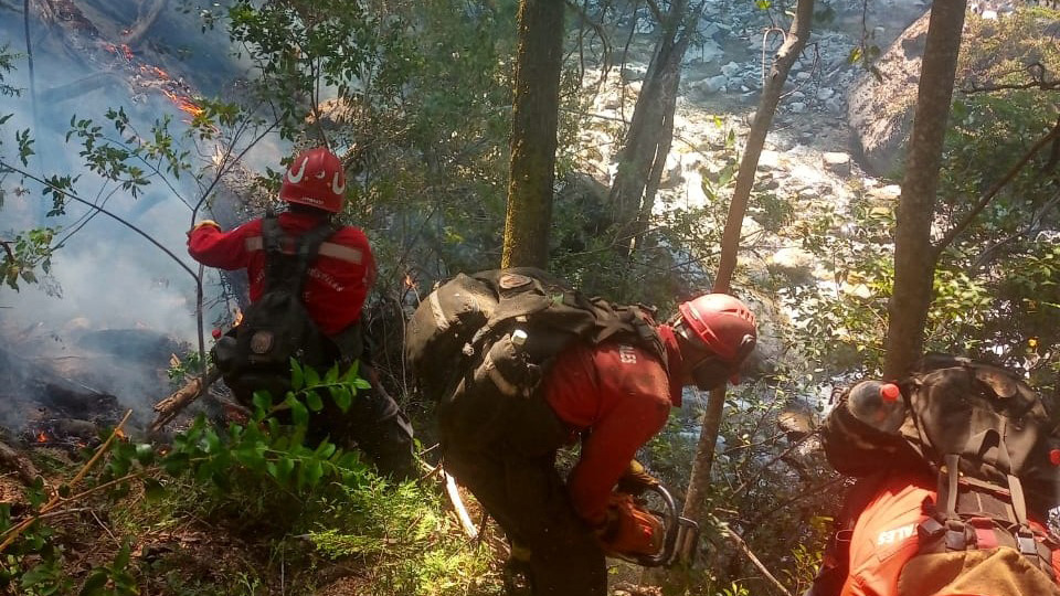 El fuego en Epuyén no da tregua, pero logran contener el flanco ...