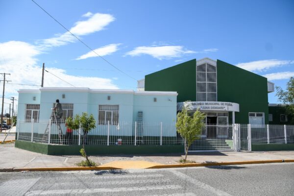 Avanzan las obras y mejoras en las escuelas municipales de Madryn