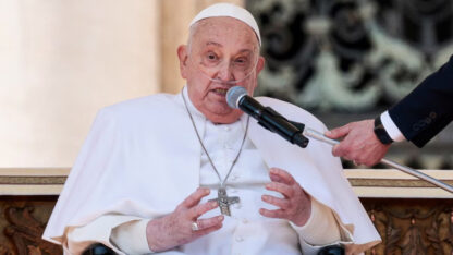 El Papa reapareció ante los fieles en la Plaza San Pedro
