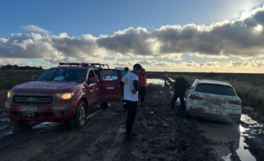 Rescatan a una familia que quedó varada en la zona de Bahía Cracker