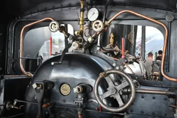 Sobre una locomotora Massimo Bontempelli