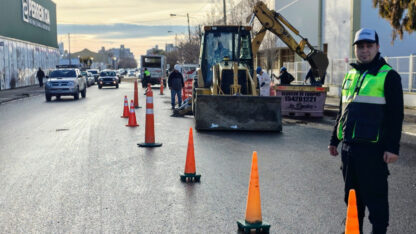 Servicoop repara la red de agua en el centro de Puerto Madryn