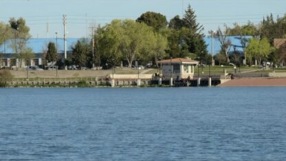 En un mes estaría recuperada el agua de la laguna de Trelew