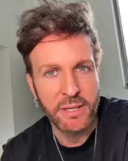 Axel estaría decidido a convertirse en sacerdote: “Recibí un mensaje divino”