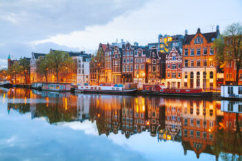 Demandan ante la Justicia al Municipio de Amsterdam por el avance del turismo masivo