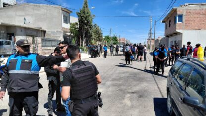 Brutal represión y tres detenidos en marcha por justicia en Puerto Madryn