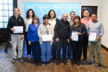 Las autoridades de los barrios Colonos Galeses y VEPAM recibieron sus certificados