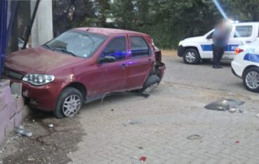 Le sacó el auto a los padres, tomó alcohol y chocó