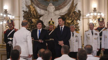 El Presidente entregó sables y diplomas a oficiales de las Fuerzas Armadas