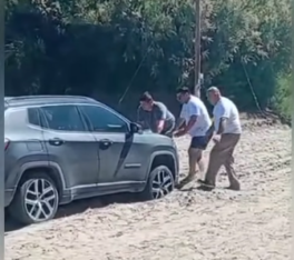 Autos encajados y quejas en el acceso al camping municipal de Puerto Pirámides