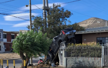 Una camioneta terminó arriba de las rejas de una casa en Comodoro