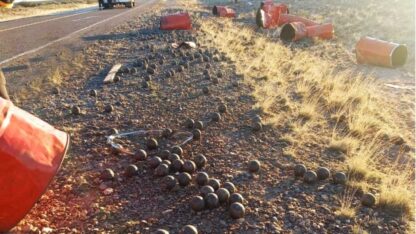 Choque y vuelco de una carga en Ruta 3