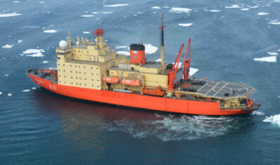 El Irízar reabasteció a la Base Antártica Conjunta Marambio