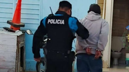 Violentó la entrada a una casa y lo hallaron durmiendo en ella