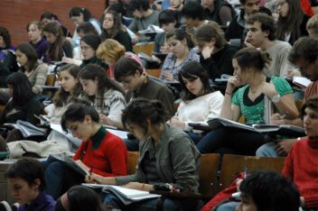 Argentina tiene más alumnos, pero menos graduados