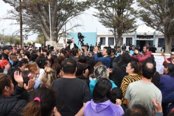 Incidentes entre padres y la Policía a las puertas de la Escuela 21 de Trelew