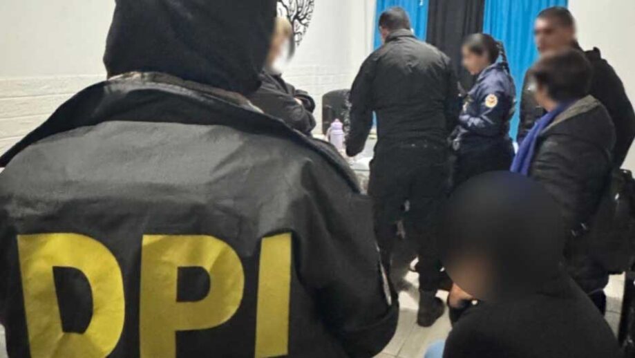 Allanamientos en Puerto Madryn por amenazas a las escuelas