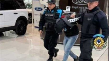 Hicieron un boquete e ingresaron a una concesionaria