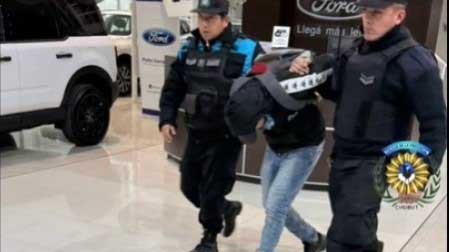 Hicieron un boquete e ingresaron a una concesionaria