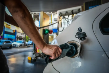 En marzo volvió a caer la venta de combustible