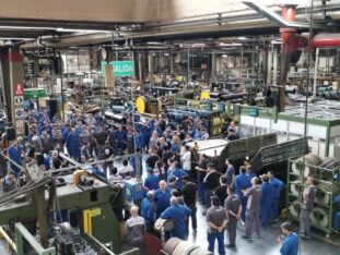 Desde FATE alertan que ya no tiene personal para operar la fábrica de neumáticos