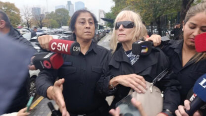 Las dos jubiladas que le prestaron dólares a Adorni declararon en Comodoro Py