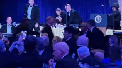 Evacúan a Trump de la cena de corresponsales tras una amenaza de seguridad
