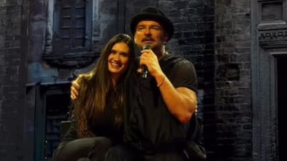 Ricardo Arjona subió a Momi Giardina al escenario durante “Señora de las cuatro décadas”