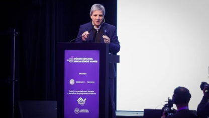 Luis Caputo ya milita la reelección de Milei