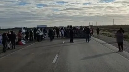 Docentes autoconvocados reclaman en la Ruta 3 al norte de Puerto Madryn