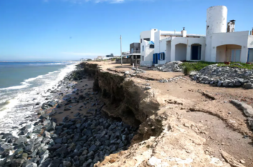 En Quequén, la erosión marina ya casi alcanza a las viviendas