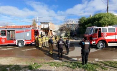 Incendió la casa para evitar que ingrese la policía