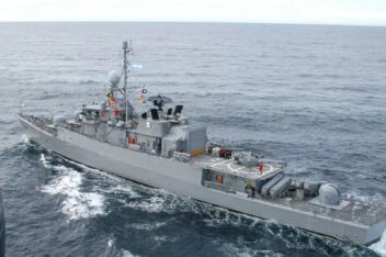 En el Día de la Armada Argentina, la Corbeta Robinson engalana Puerto Madryn