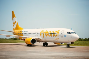 A pocos meses de iniciar la ruta, la lowcost Flybondi no operará más Iguazú-Lima
