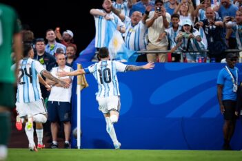 Argentina ganó ante Argelia en su debut en el Mundial