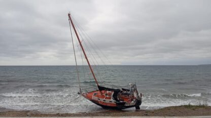 Velero varado en la costa de Puerto Madryn