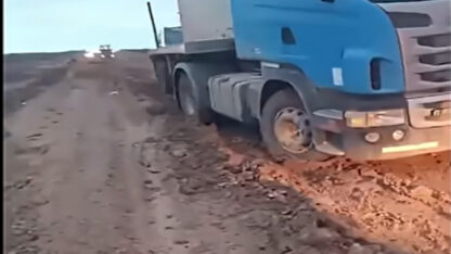 Vehículos atascados en el barro sobre Ruta Provincial 4