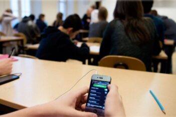 Dictaron una ley provincial para prohibir los celulares en todas las aulas de Chubut